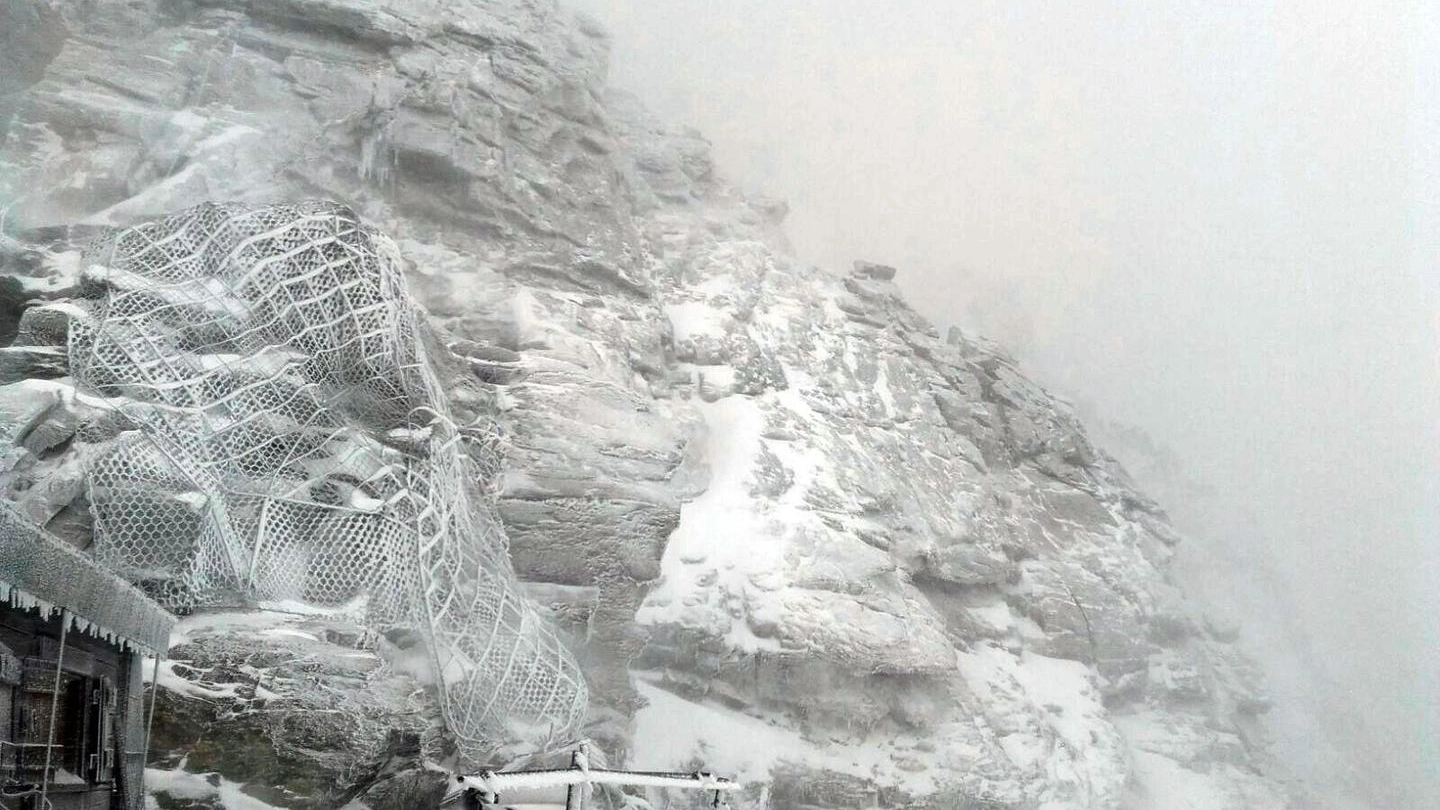 Maltempo, nove alpinisti bloccati sul Cervino nella Capanna Carrel (Ansa)