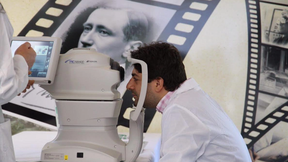 Retinografia nell'unità mobile di oftalmologia del Galileo Tour