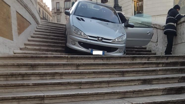 L'auto dell'ubriaco finita sulla scalinata di Trinità dei Monti (Ansa)