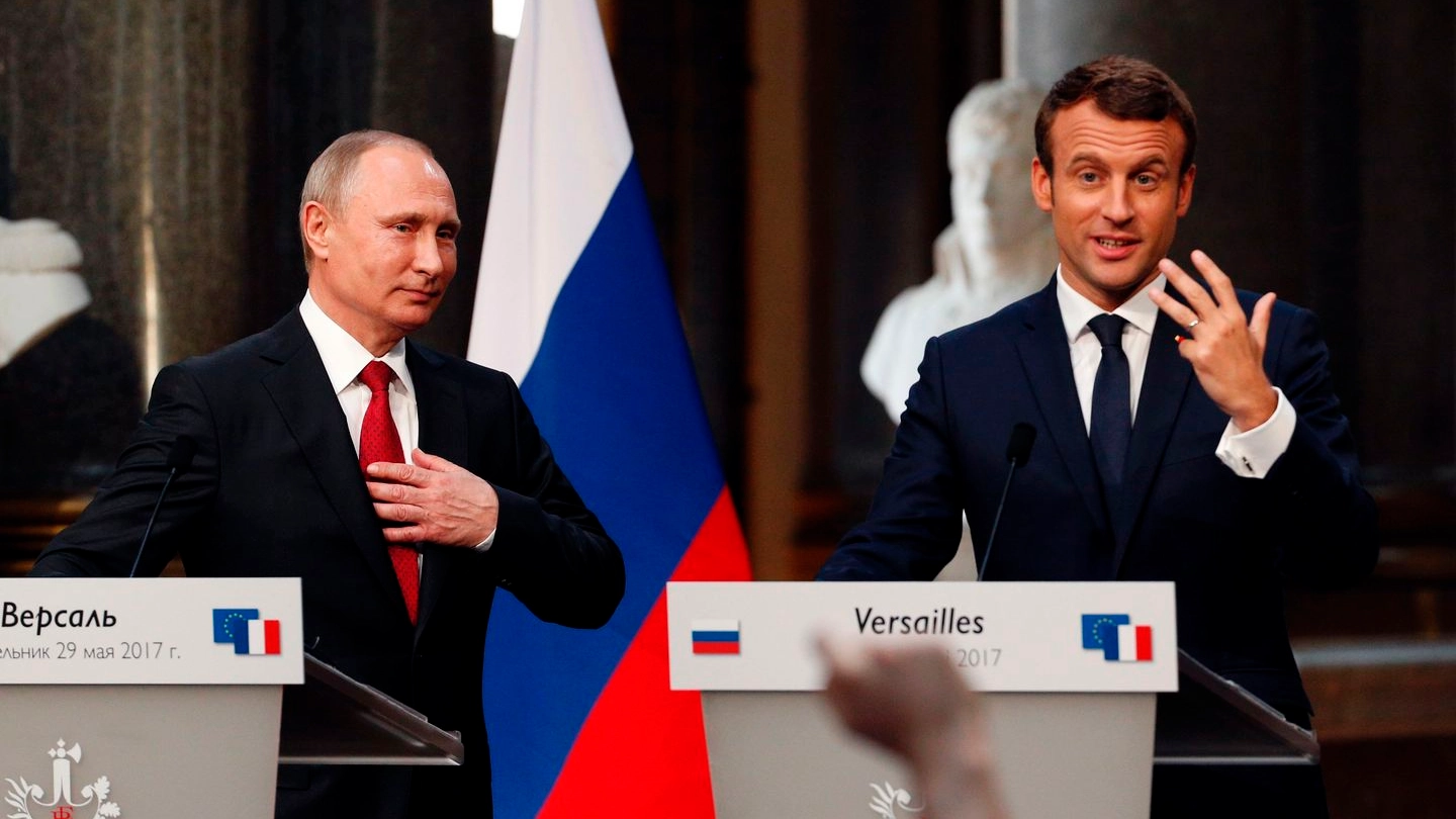 La conferenza congiunta di Putin e Macron (Afp)