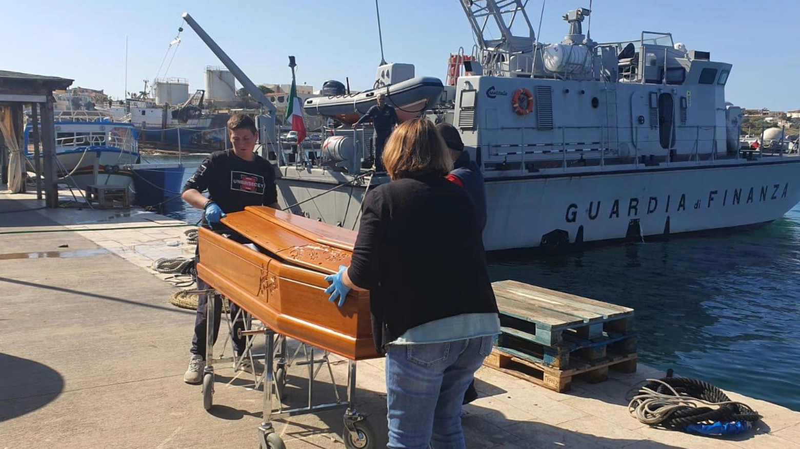 Lampedusa nel caos   Ondata dalla Tunisia:  1.200 arrivi in 36 ore  Affondano tre barche