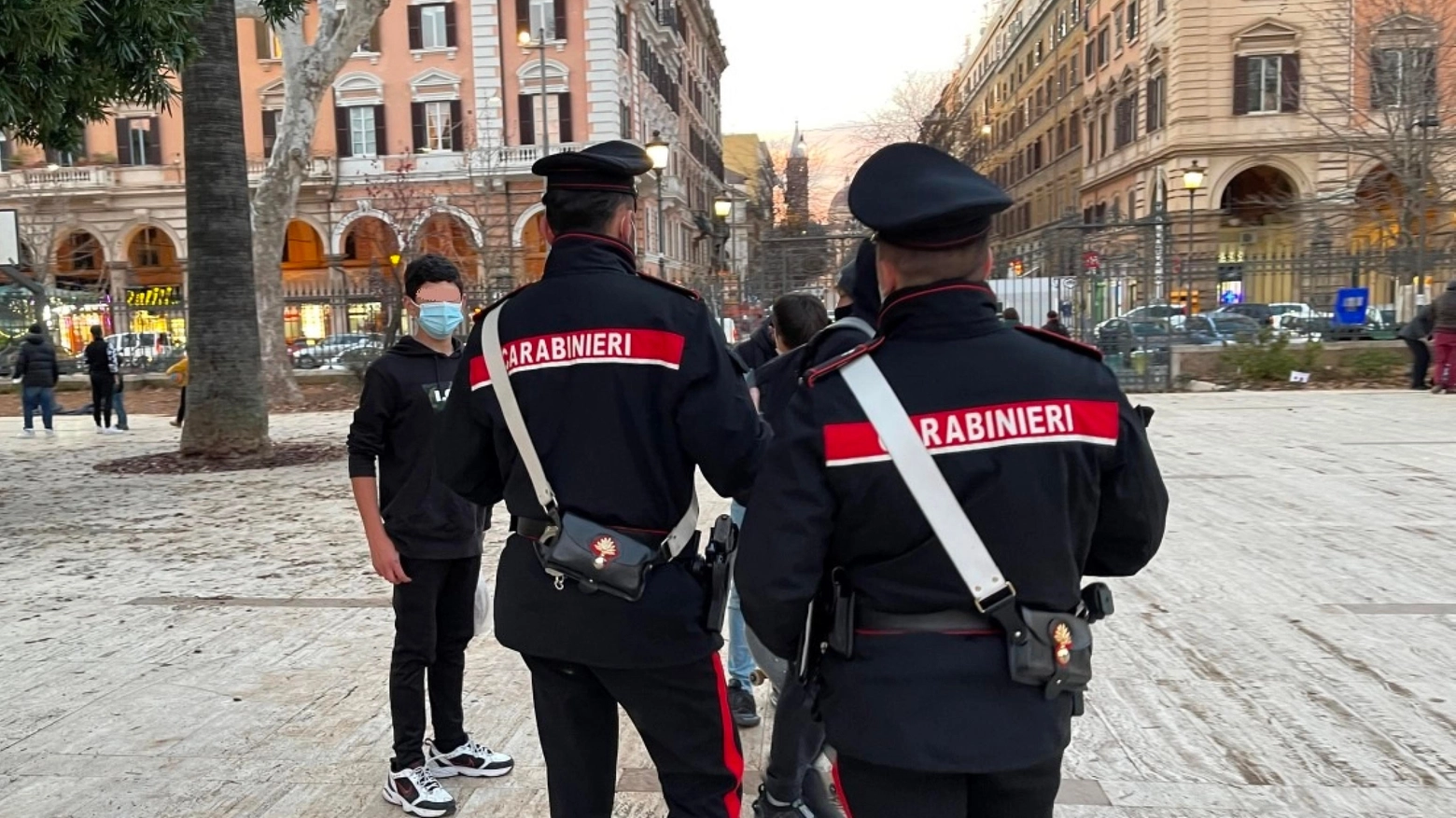 Pomigliano d'Arco, carabiniere fuori servizio fa arrestare un ladro d’auto