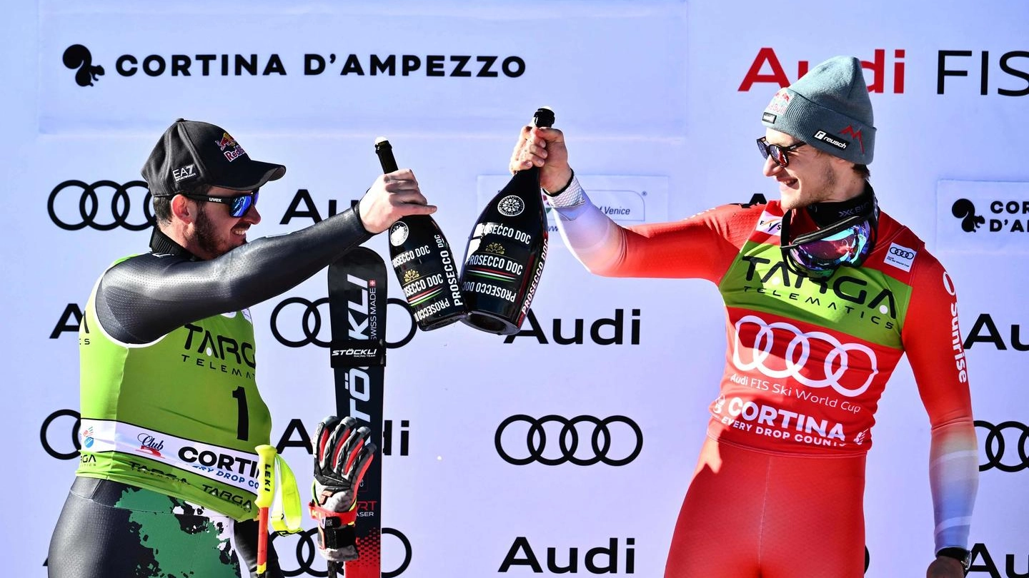 Dominik Paris brinda con Marco Odermatt sul podio di Cortina (Ansa)