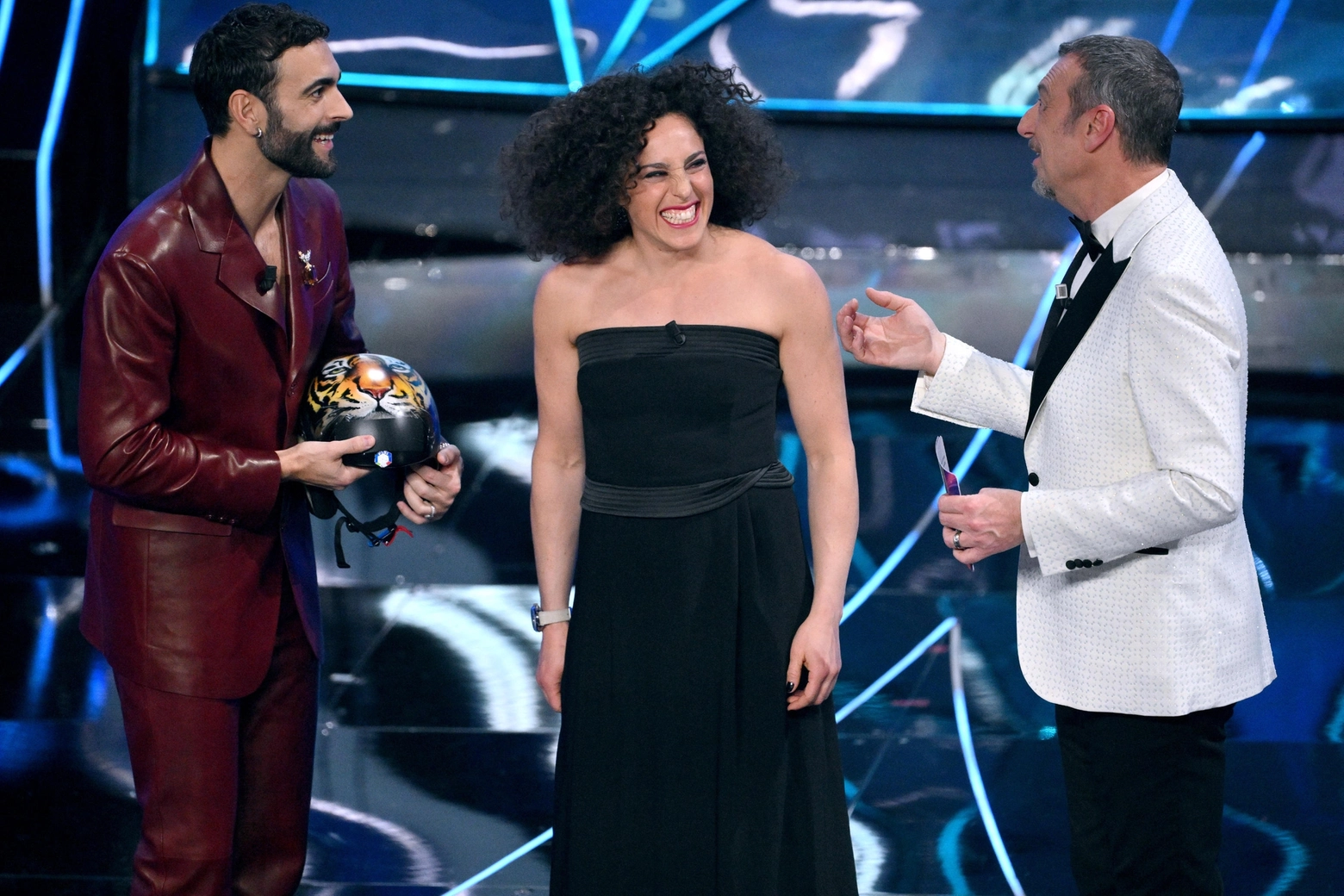 Federica Brignone sul palco di Sanremo con Marco Mengoni e Amadeus