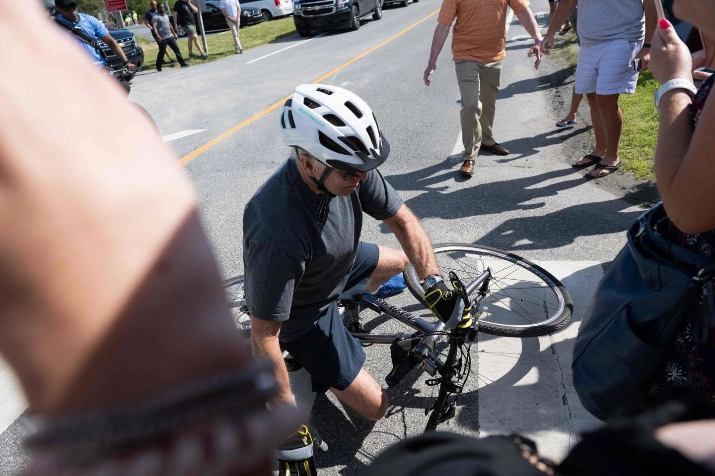 Biden cade dalla bici durante una pedalata al  Gordon's Pond State Park, Delaware (Ansa)