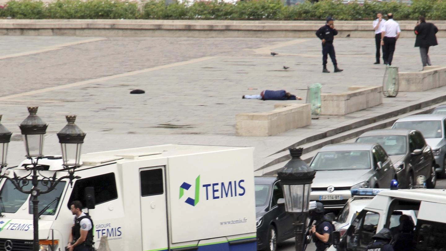Parigi, l'assalitore di Notre Dame ferito a terra (Ansa)