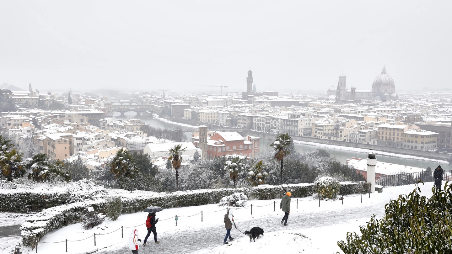 Previsioni meteo, ancora notte di maltempo e neve. Poi gelicidio. Foto: Firenze (Lapresse)