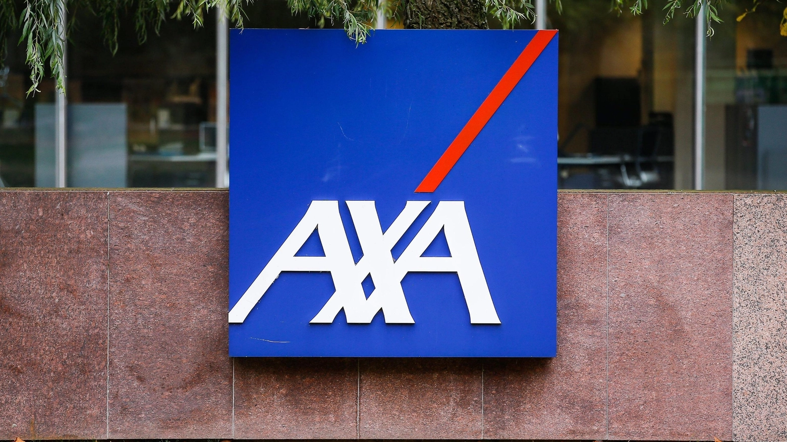 Il logo del gruppo assicurativo Axa (Ansa)