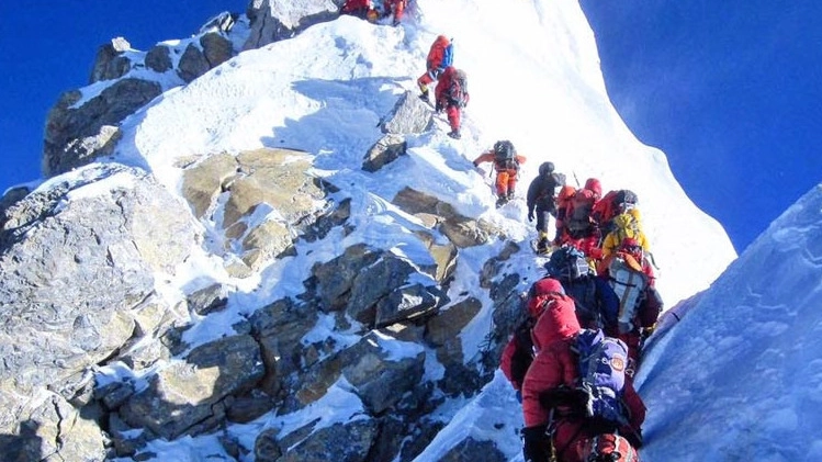 Scalatori verso la cima dell'Everest