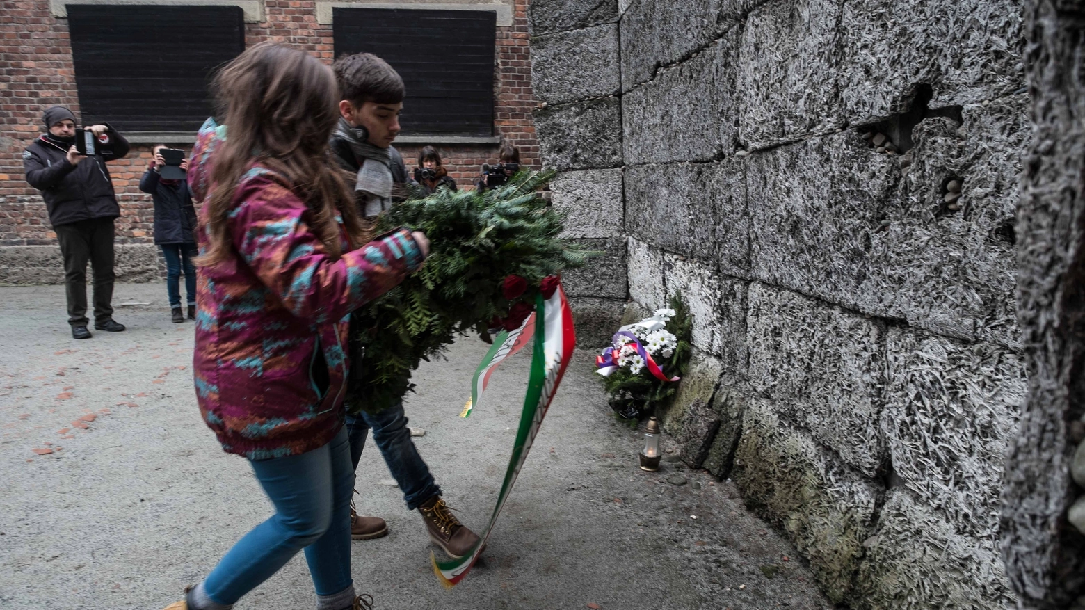 Treno della memoria: visita al Campo 1 di Auschwitz e cerimonia al muro della morte 