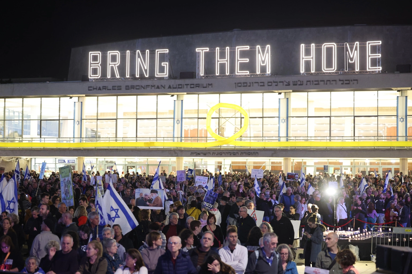 Tel Aviv, in migliaia chiedono le dimissioni di Netanyahu