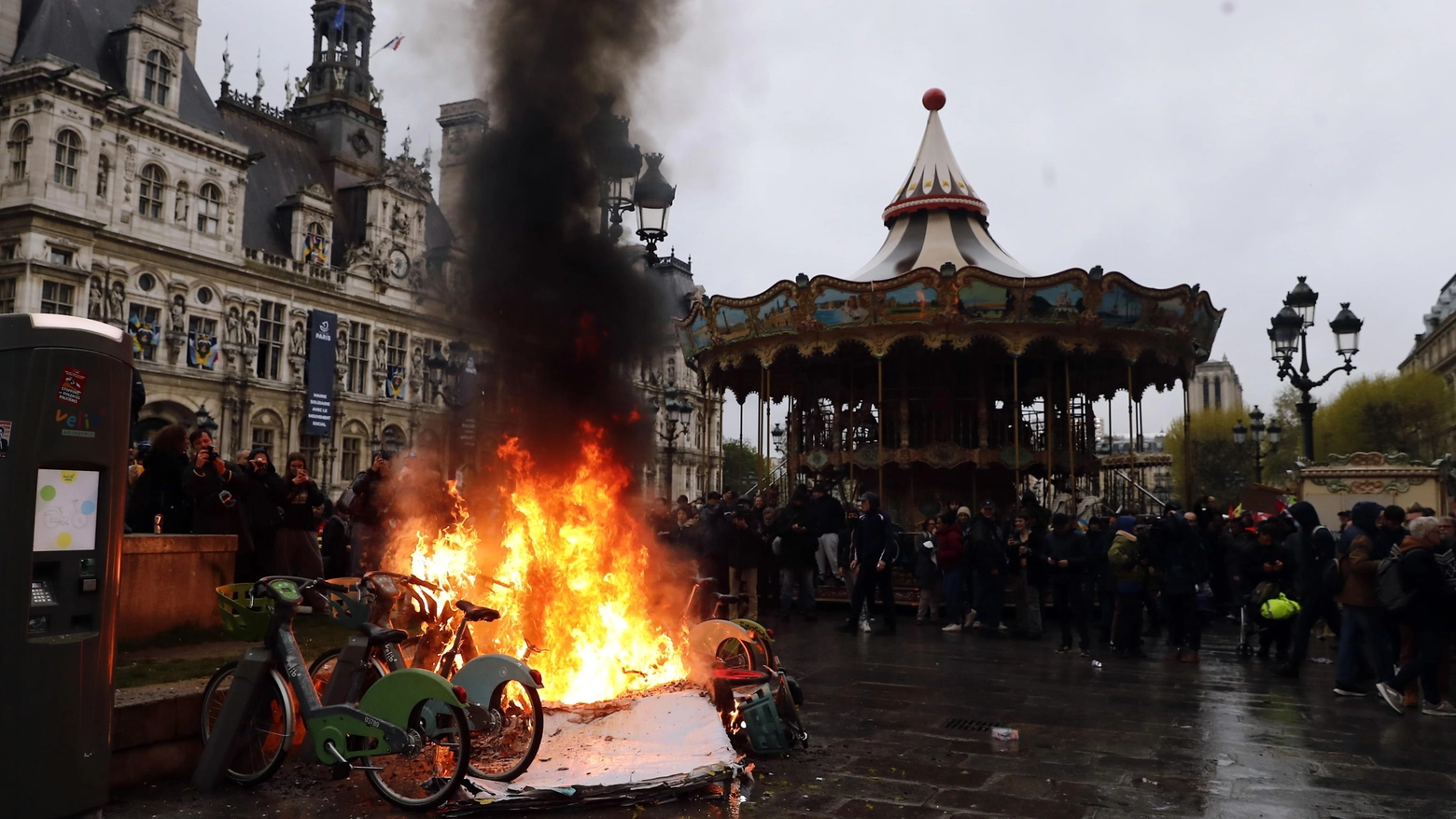 Parigi, bruciate le biciclette elettriche del comune sotto l'Hotel de Ville