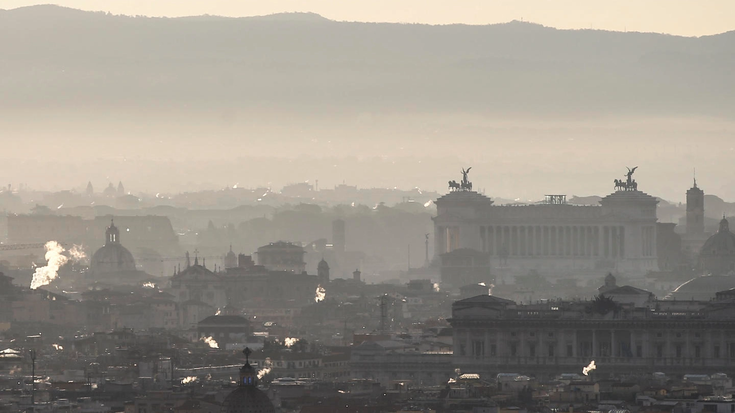 Smog su Roma (Ansa)