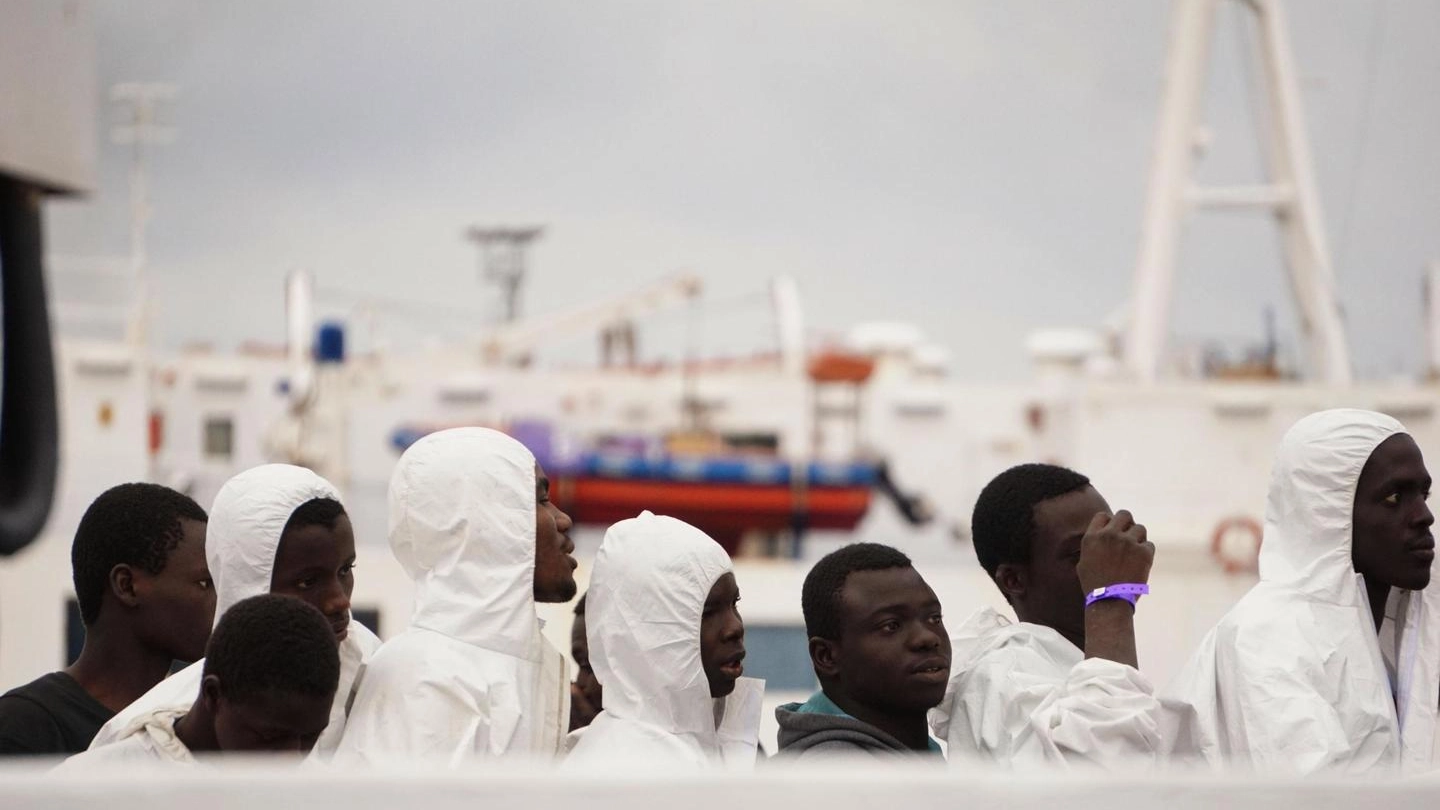 Migranti sulla nave Gregoretti (Ansa)