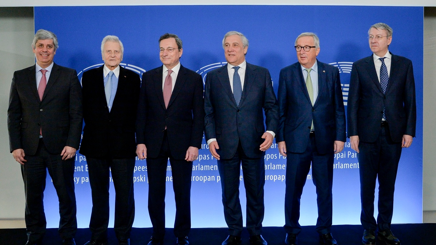 Vent'anni dell'euro, da sinitra Centeno, Trichet, Draghi, Tajani, Juncker, Ciamba (ImagoE)