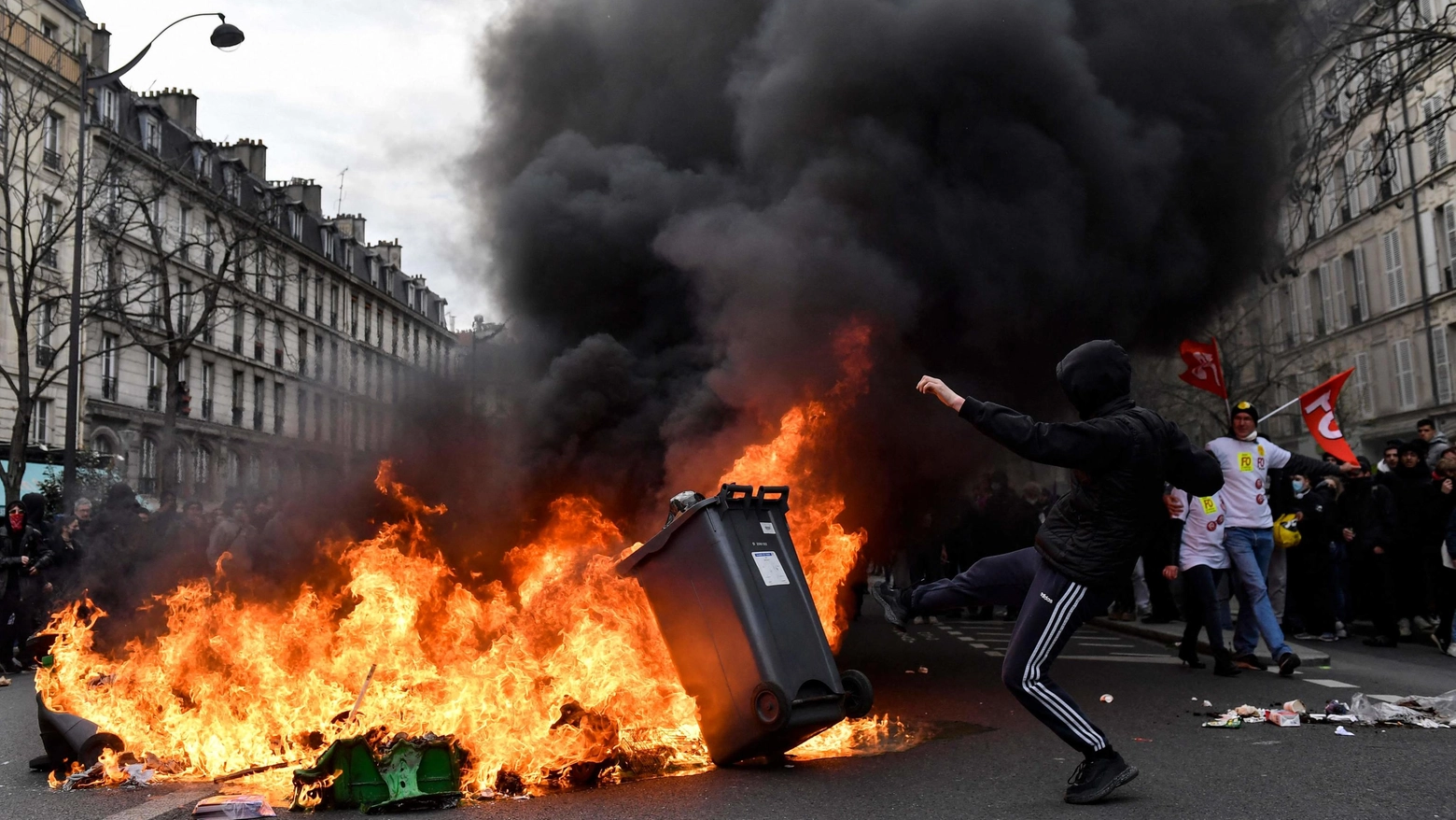 Parigi: vandalismi durante le proteste contro la riforma delle pensioni (Ansa)