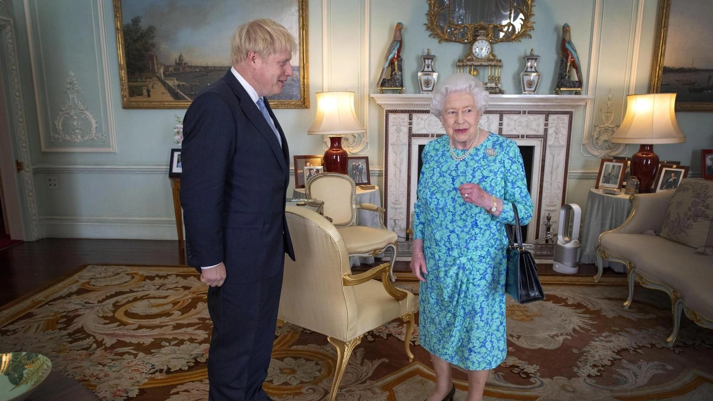 Elisabetta II e Boris Johnson (Ansa)