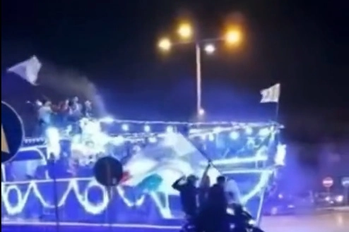 Una barca su gomma per le strade di Napoli: così i tifosi festeggiano lo scudetto (Twitter)