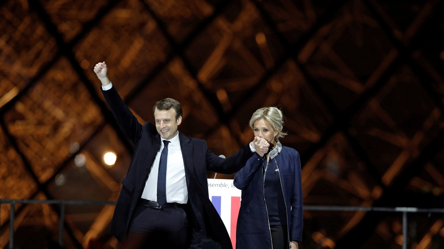 Elezioni Francia, Macron sul palco con la moglie Brigitte (Reuters)