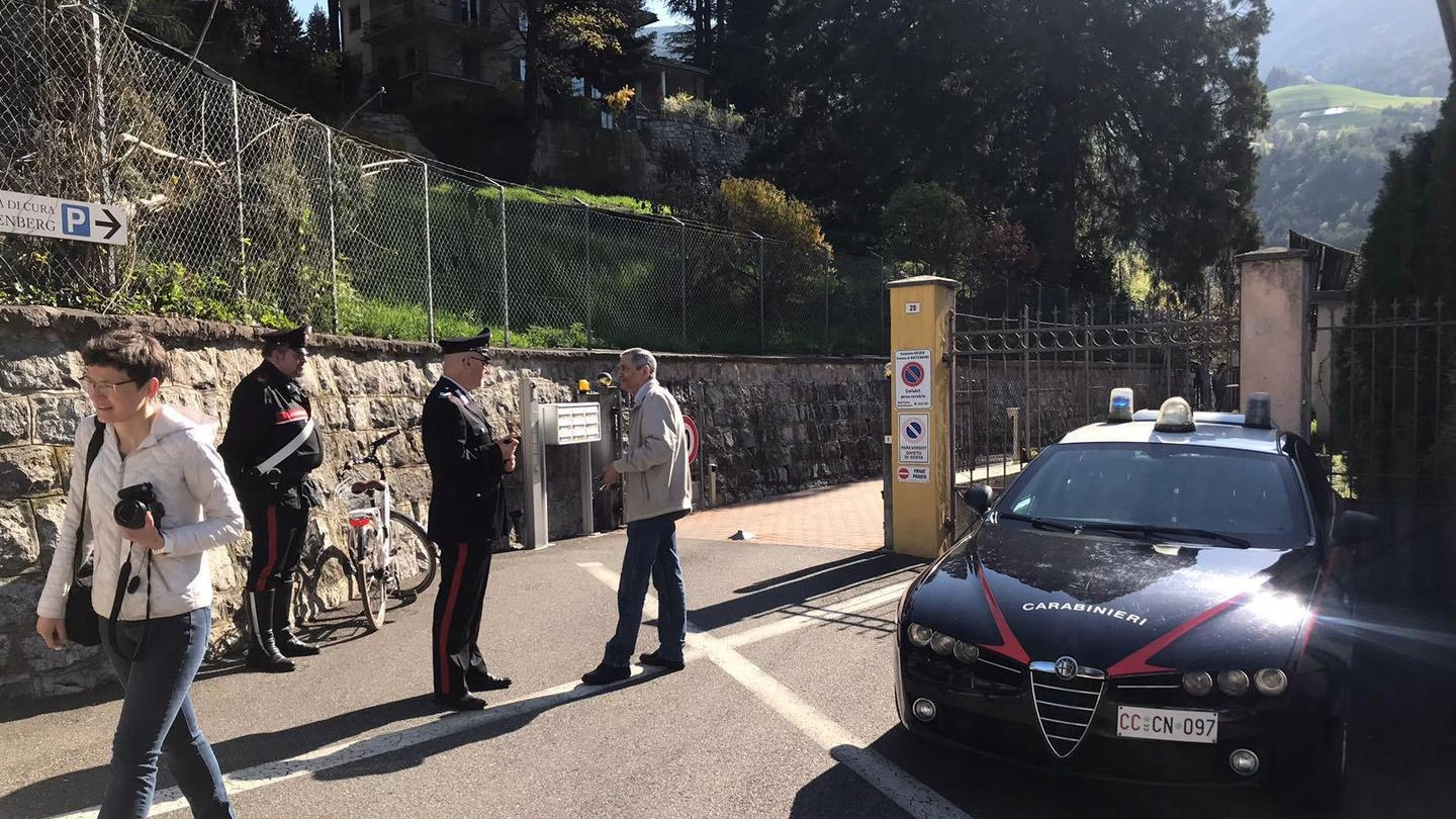 I carabinieri nei pressi della casa dove è stata uccisa una donna (Ansa)