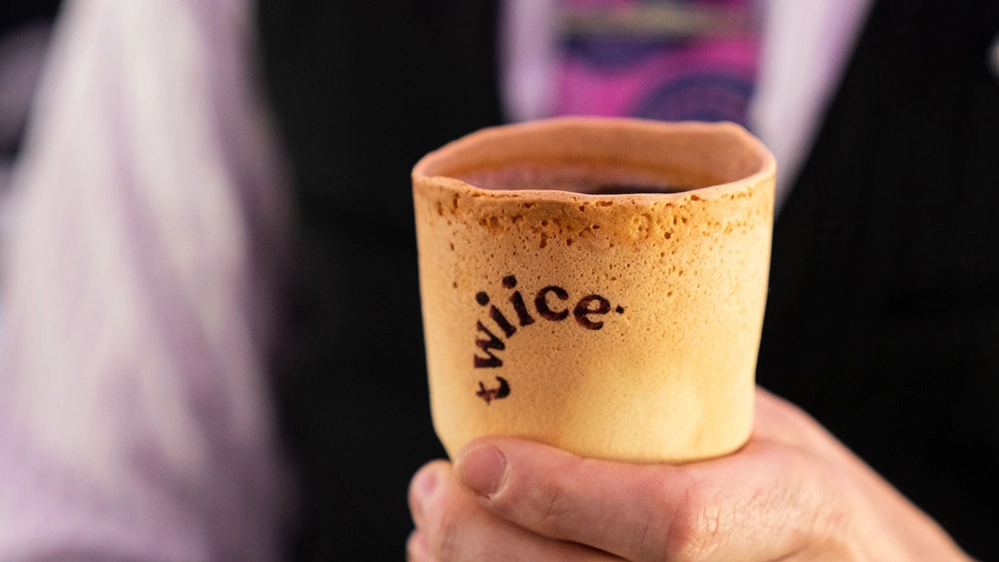 La tazza commestibile per il caffè - Foto: twitter/Air New Zealand