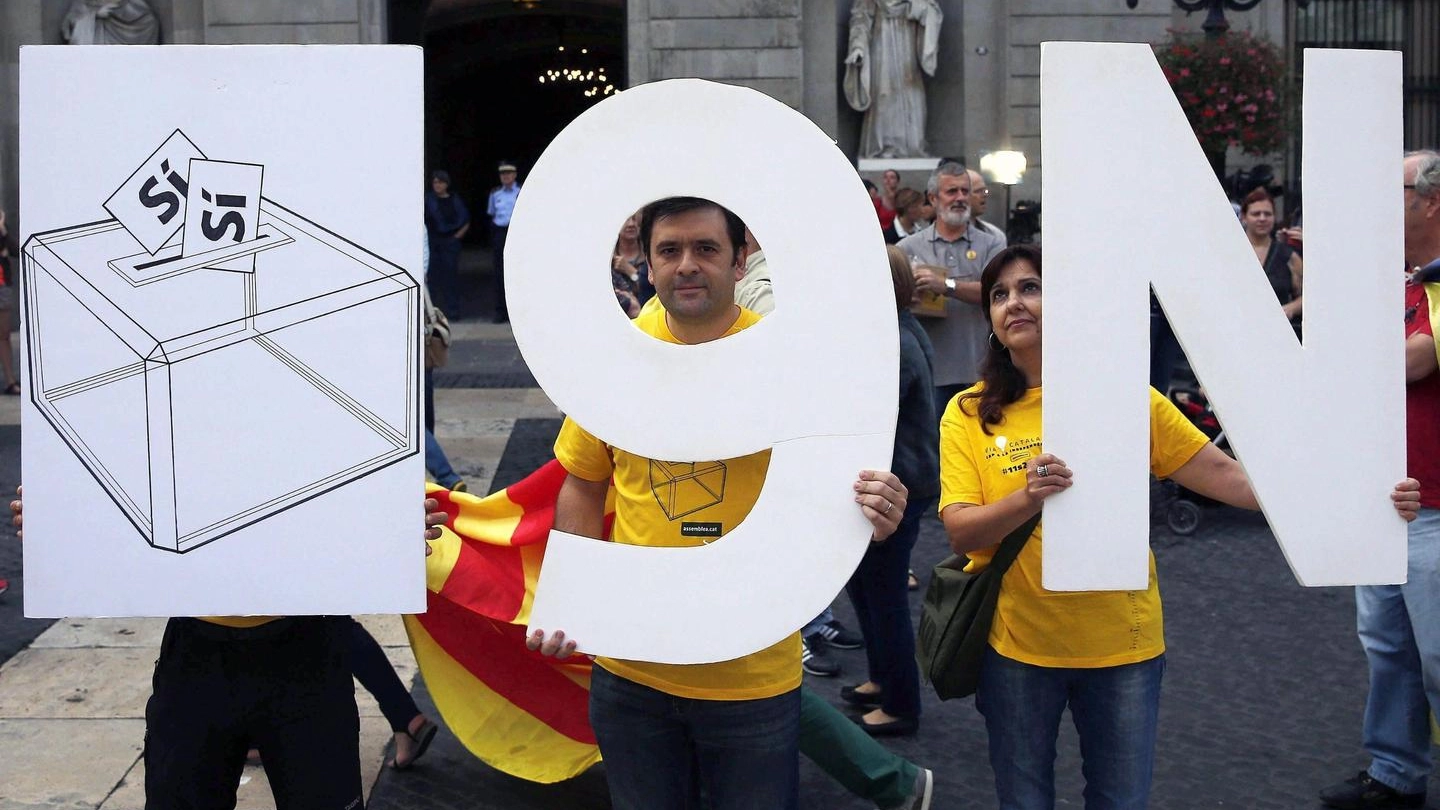 Catalogna, manifestazione a favore del referendum sull'indipendenza (Ansa)
