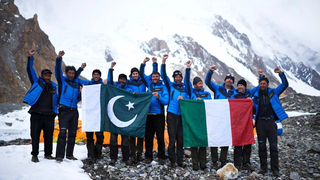 La spedizione italo-pakistana che ha raggiunto la vetta del K2 (Ansa)