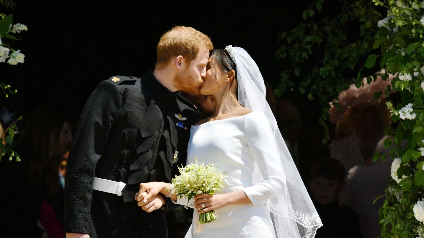 Il principe Harry bacia la moglie Meghan alla fine della cerimonia (Lapresse)