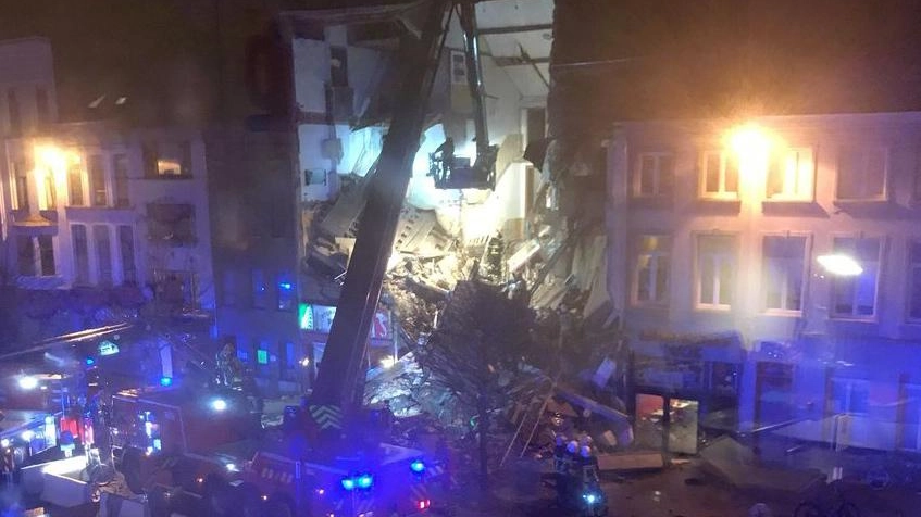 Anversa, la palazzina sventrata dall'esplosione (Ansa)