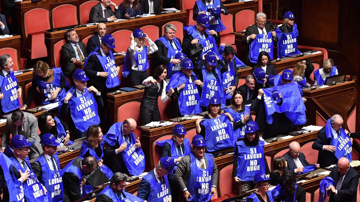 Decretone, i senatori di Fi in gilet blu durante l'intervento di Annamaria Bernini (Ansa)