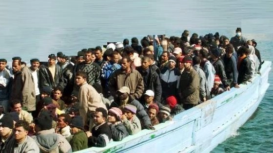 Un barcone carico di migranti (ANSA)