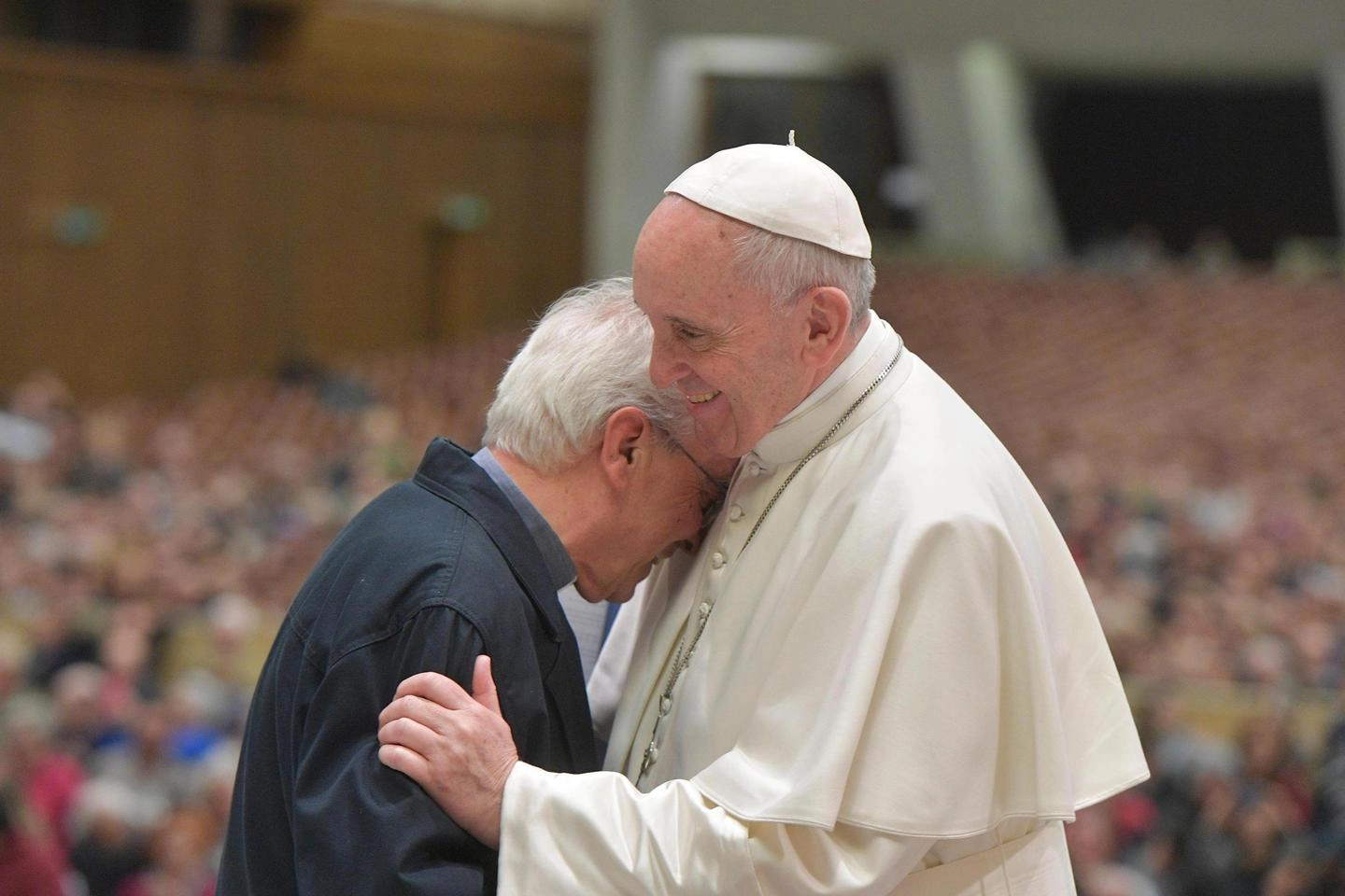 L'abbraccio tra don Vinicio Albanesi e Papa Francesco nel 2017 (Ansa)