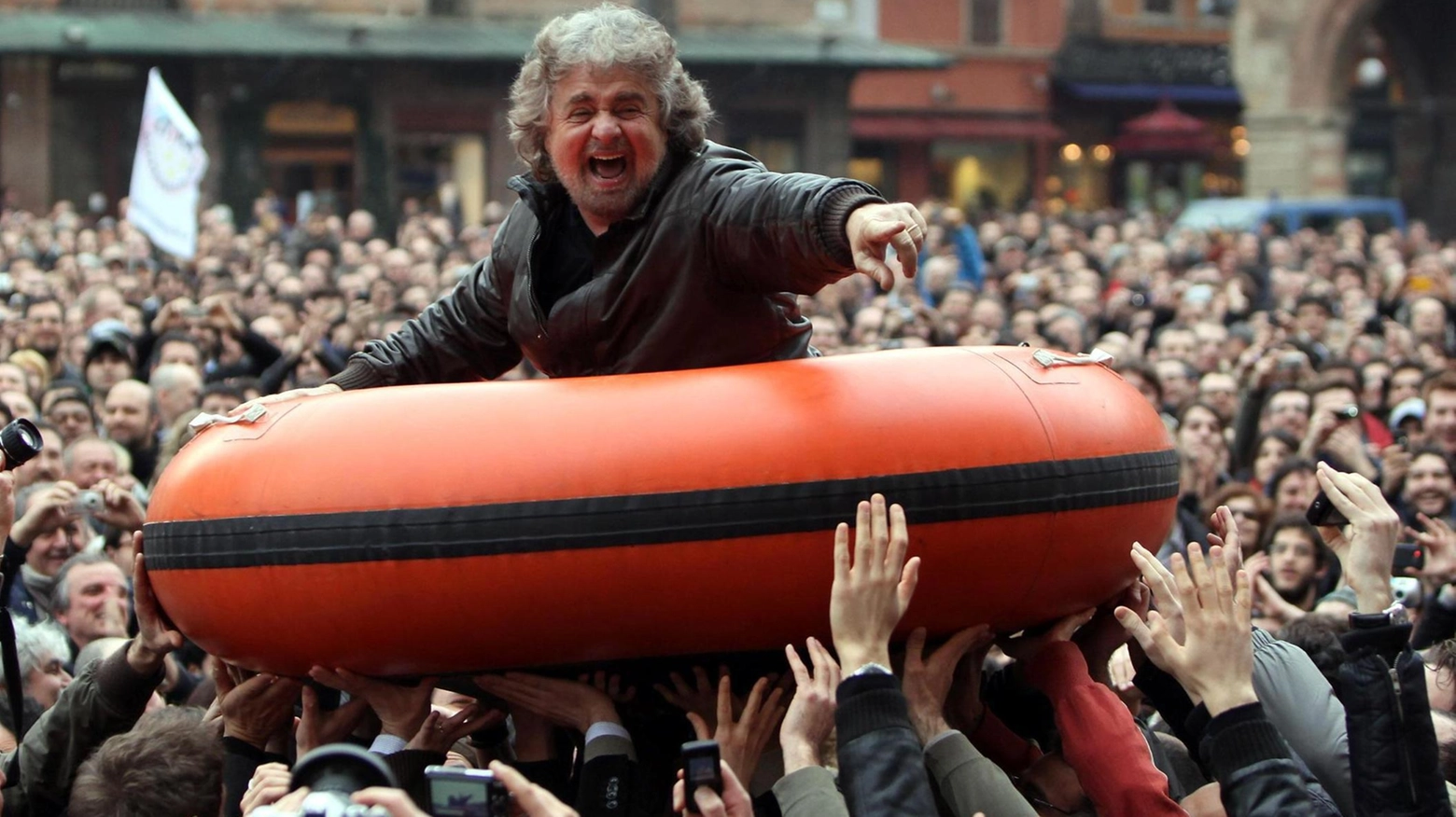 Beppe Grillo, 72 anni, e il bagno di folla del V-Day di Bologna nel marzo del 2010