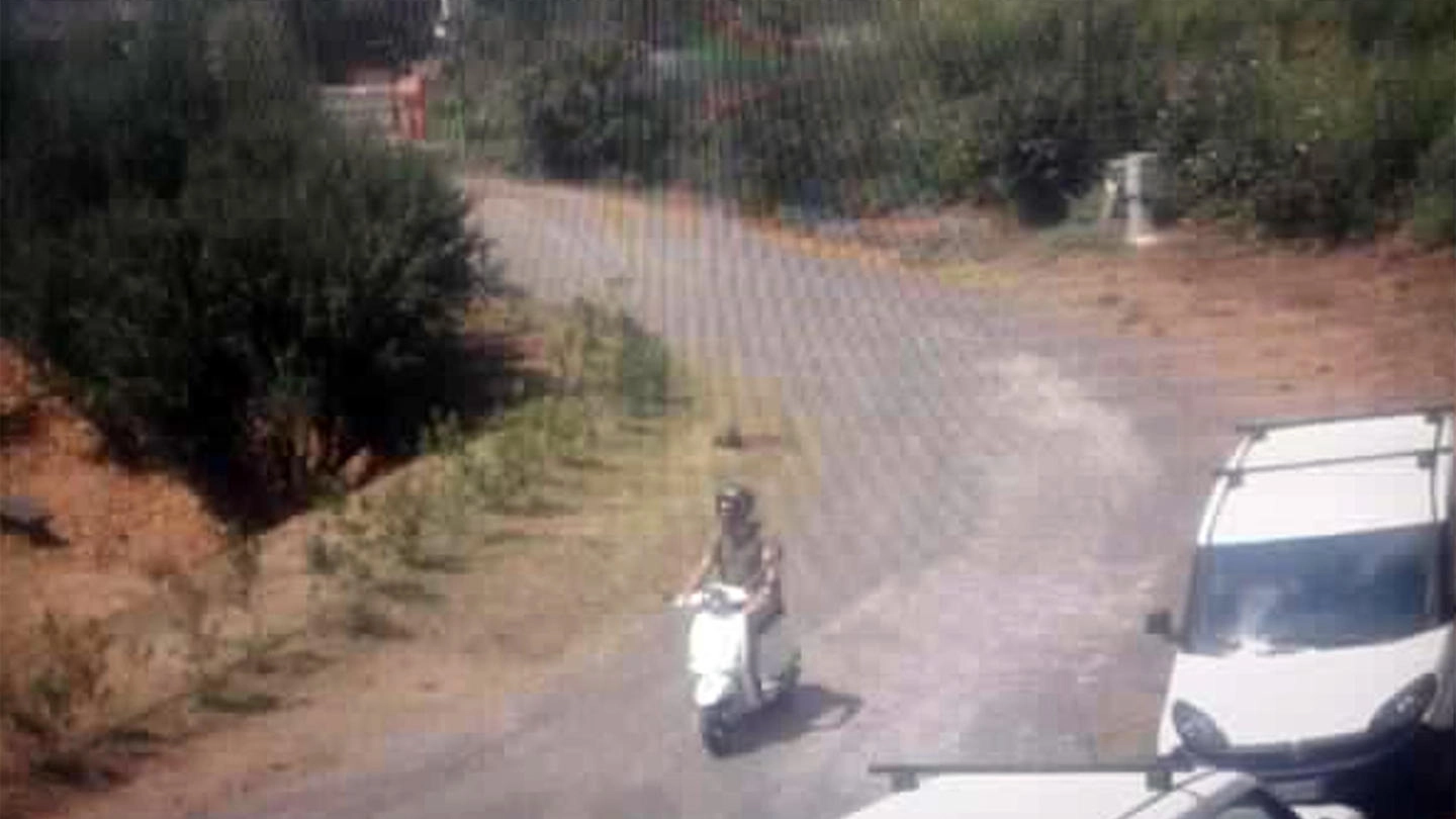 Il turista in scooter ripreso dalle telecamere di sicurezza