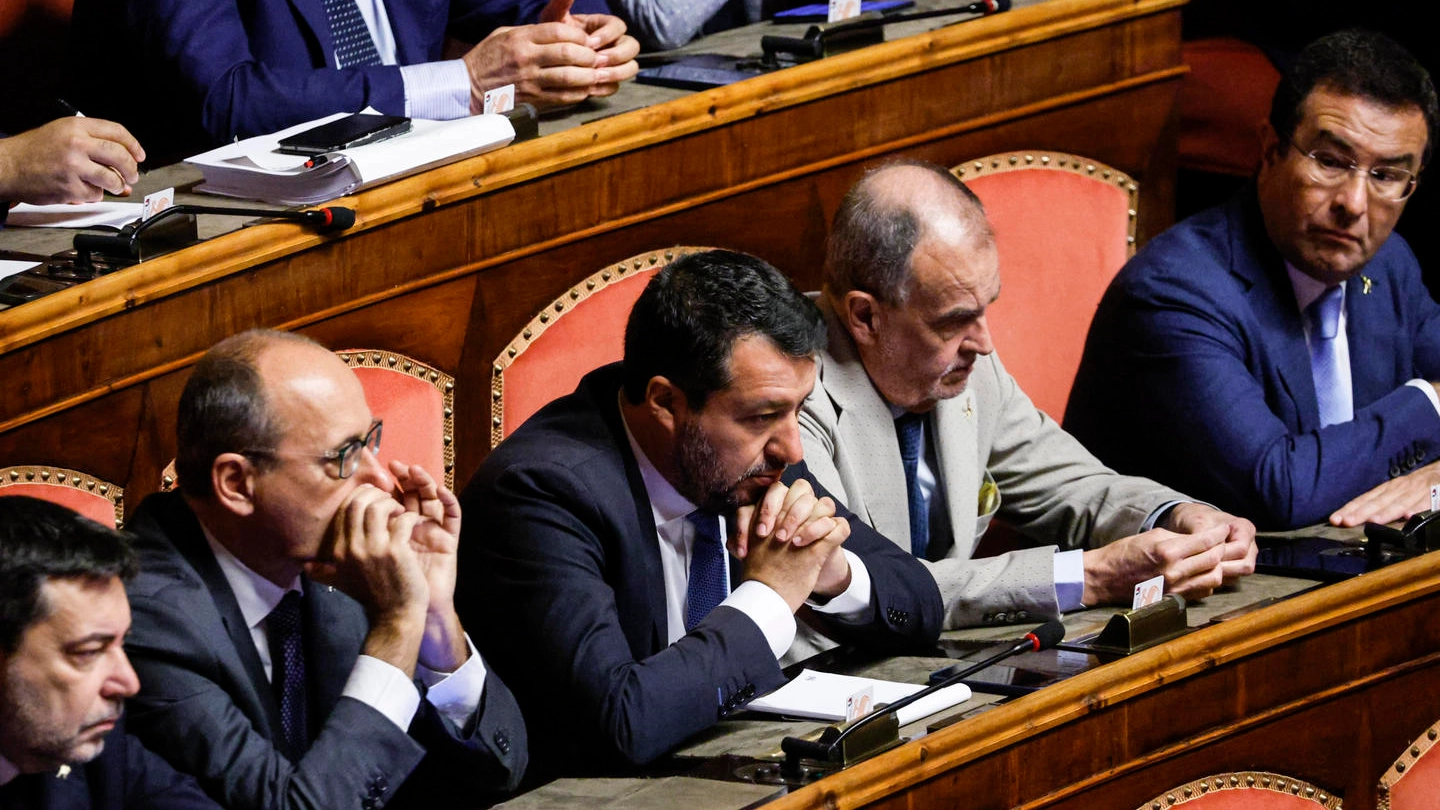 Matteo Salvini segue tra i abnchi del Senato il discorso di Draghi (Ansa)