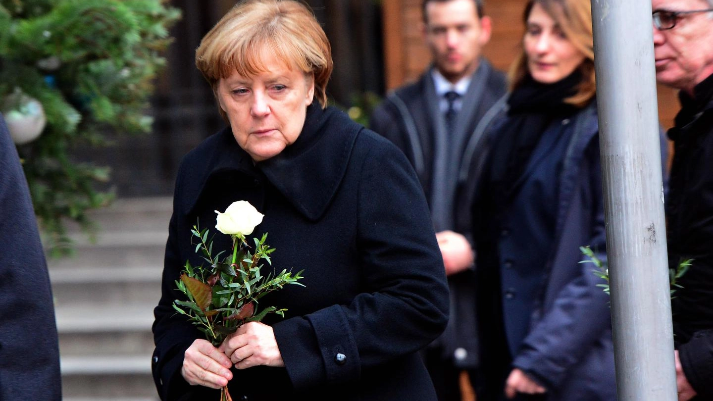 Angela Merkel sui luoghi dell'attentato di Berlino (Ansa) 
