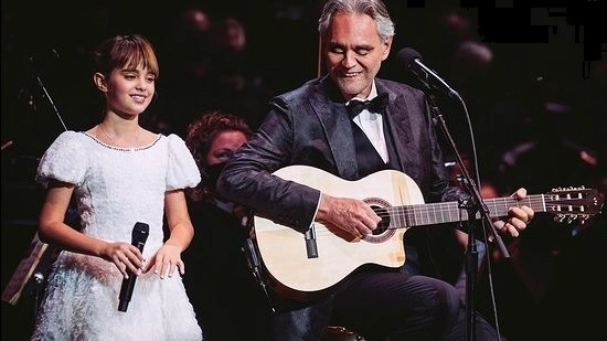 Andrea Bocelli sul palco con la terzogenita Virginia. Nel disco di Natale anche Matteo
