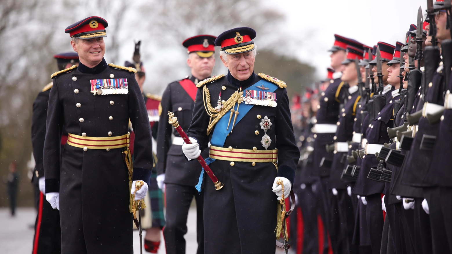 Re Carlo III in visita alla Royal Military Academy di Sandhurst