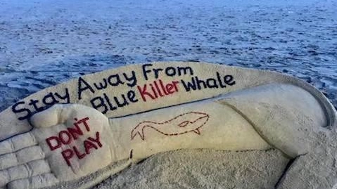 Una scultura di sabbia invita a non partecipare al gioco della ’Balena Blu’