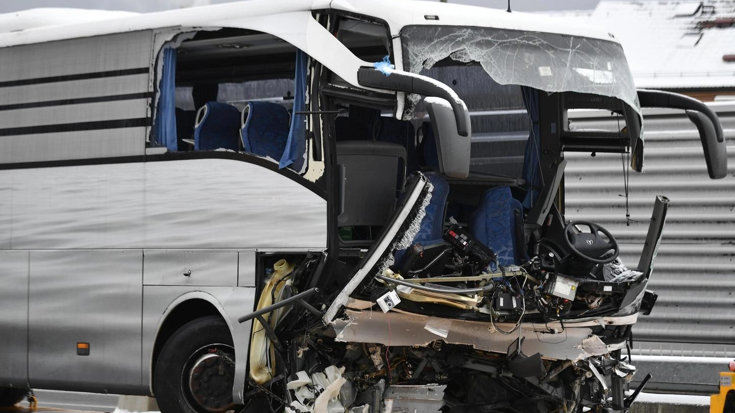 Il bus coinvolto nell'incidente nei pressi di Zurigo (Ansa=