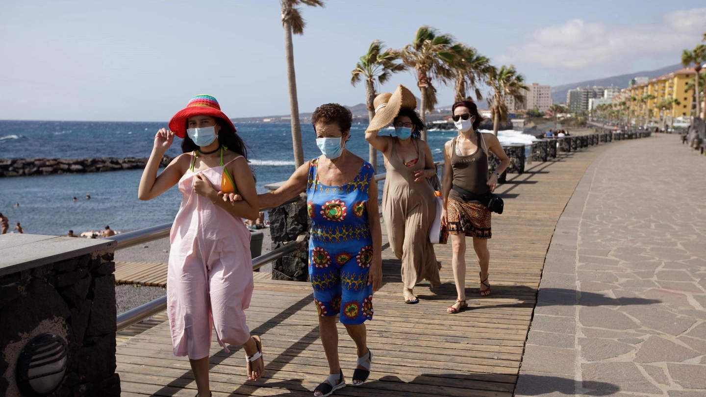 Turisti passeggiano nella città di Candelaria, sull'isola di Tenerife (Ansa)