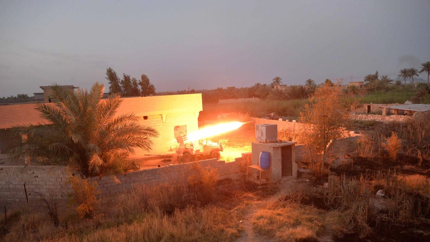 Forze sciite alleate dell'esercito iracheno lanciano missili verso l'Isis (Reuters)