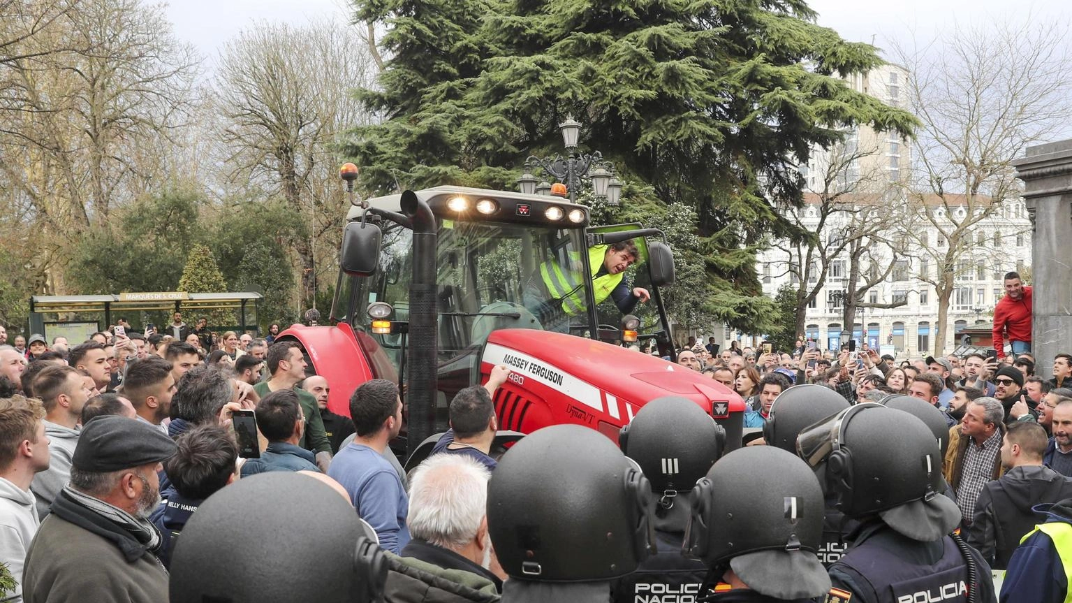 Protesta dei trattori in Spagna, cariche polizia e arresti