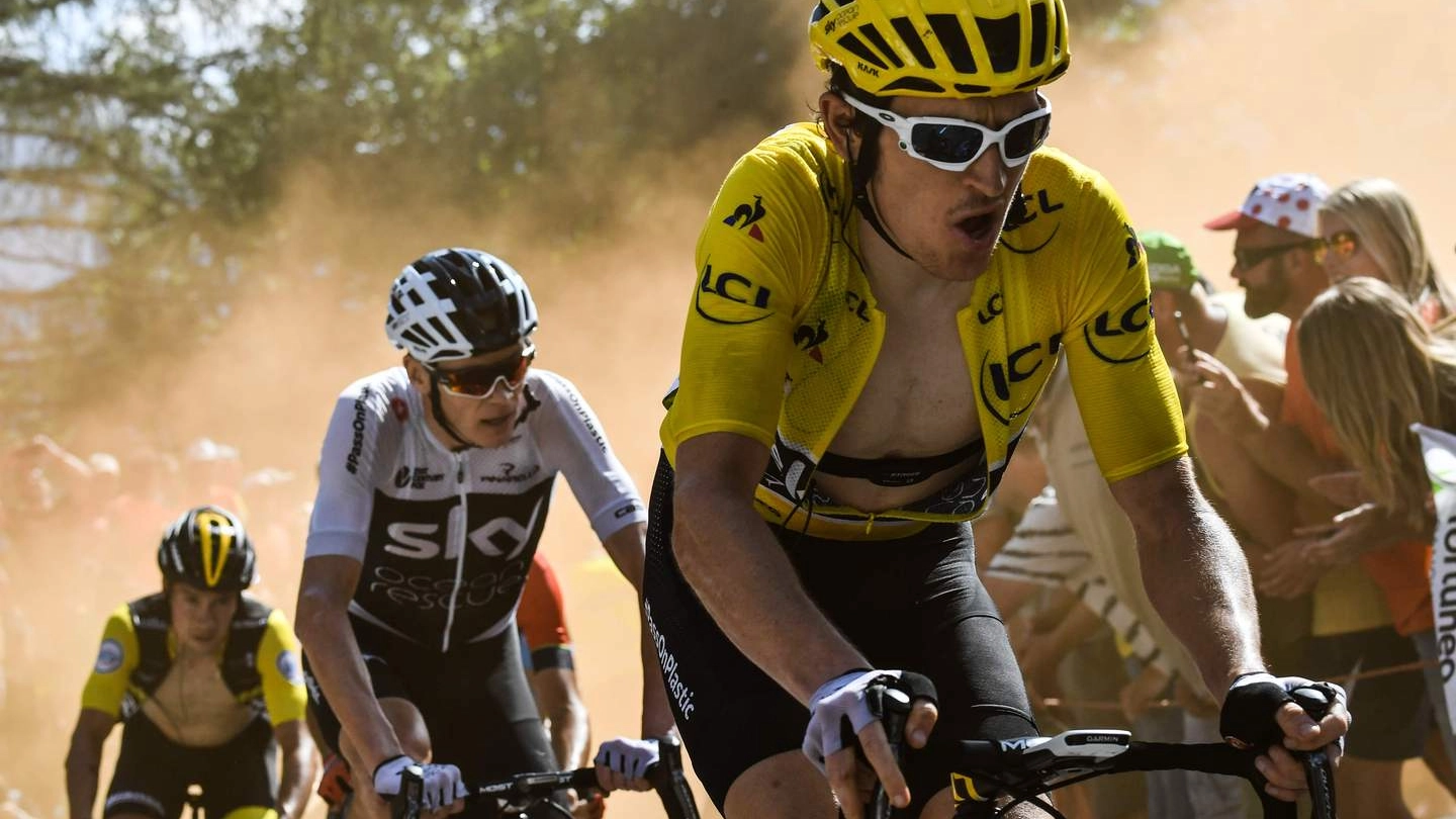 Tour de France, Thomas e Froome tra i fumogeni (LaPresse)