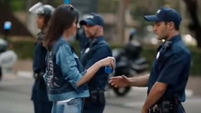 Un frame del video di Kendall Jenner per Pepsi