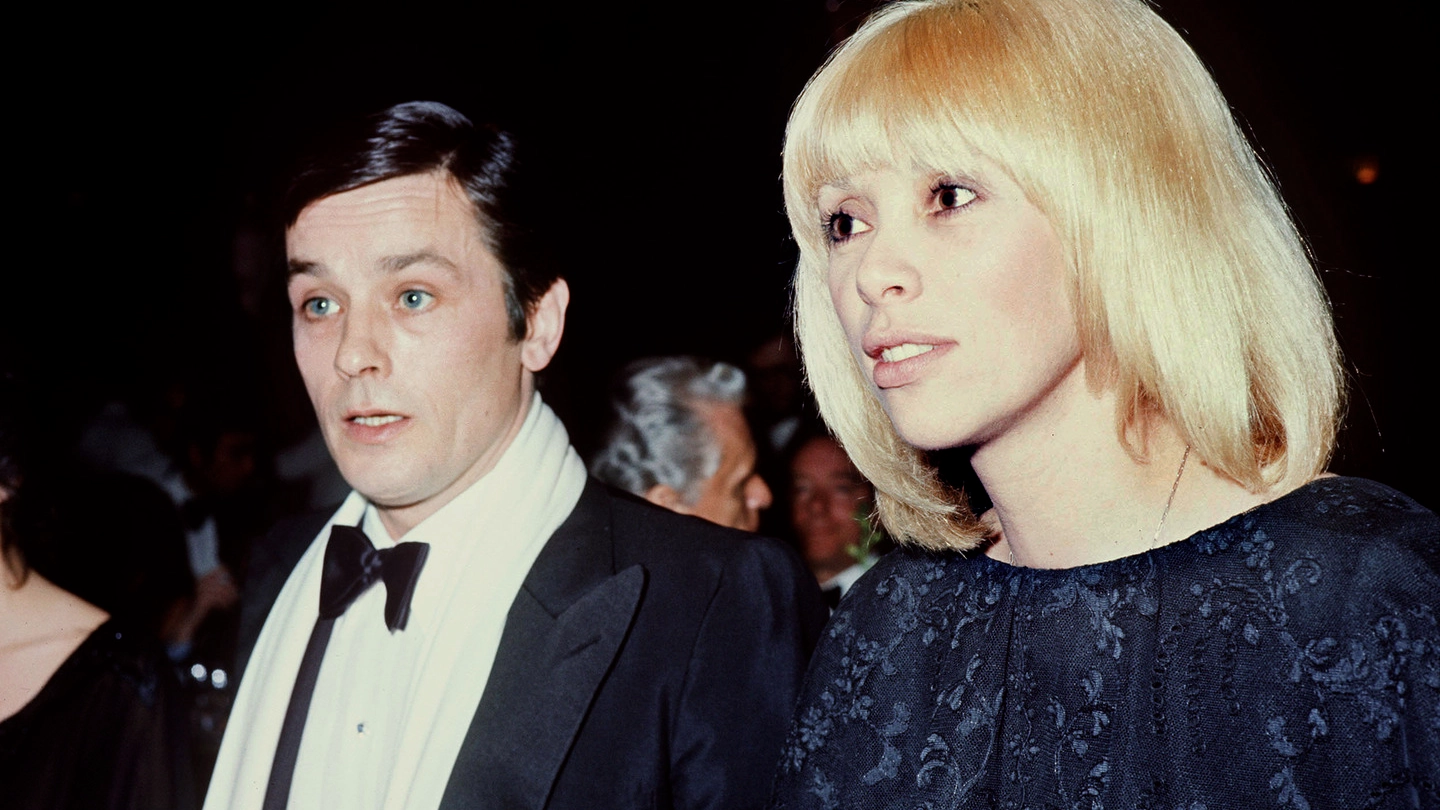 L'attrice Mireille Darc nel 1976 con l'allora compagno Alain Delon (Afp)