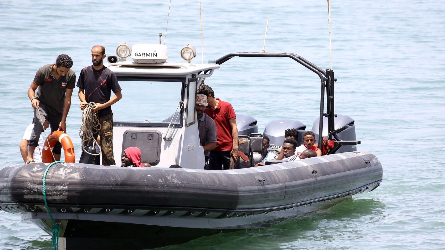 I migranti sopravvissuti dal naufragio in Libia (Lapresse)
