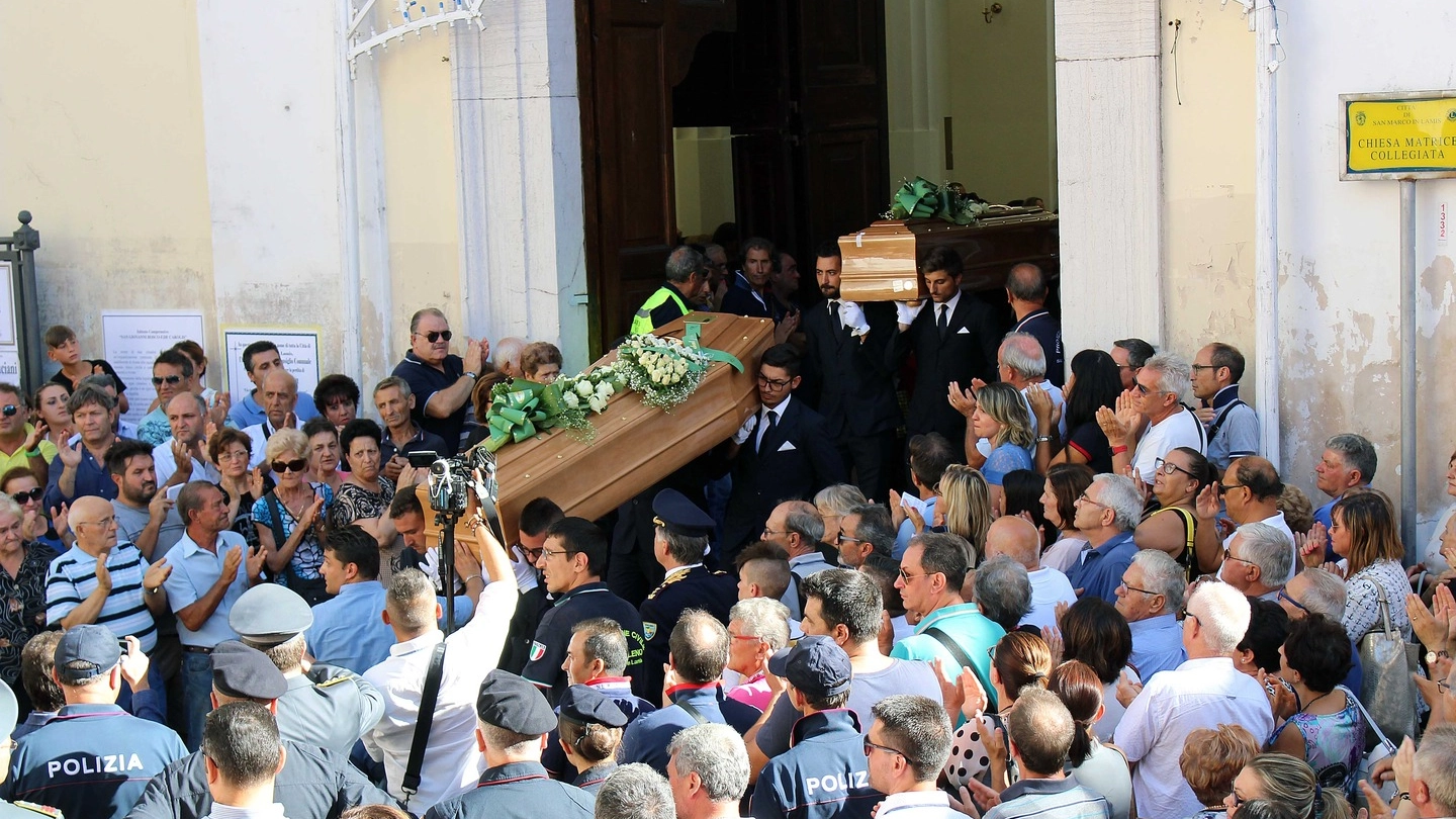 I funerali di Luigi e Aurelio Luciani, i contadini uccisi dai killer (Lapresse)