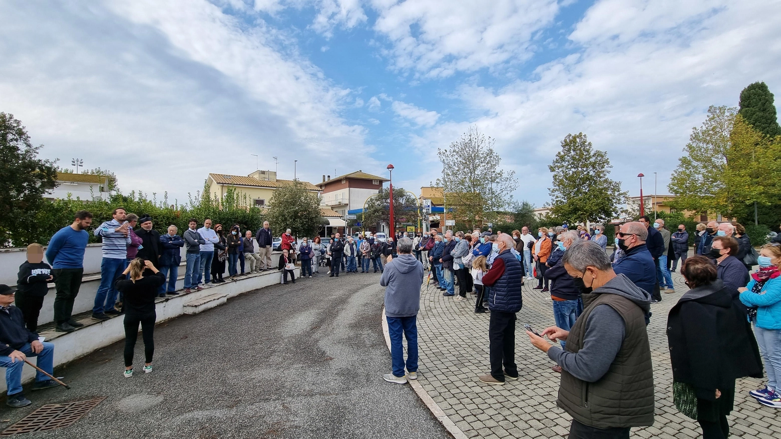 Protesta dei residenti della frazione Maccarese per il degrado del cimitero