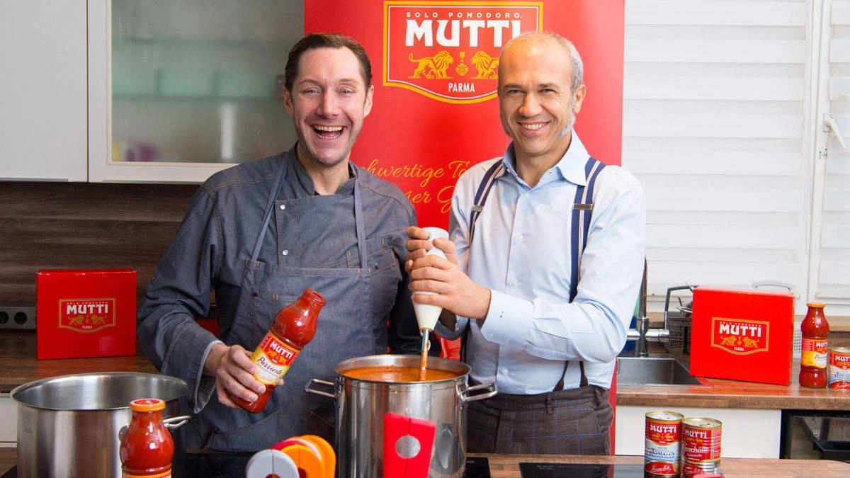 Francesco Mutti (a destra), 52 anni, in uno spot tv con lo chef tedesco Mirko Reeh, 44